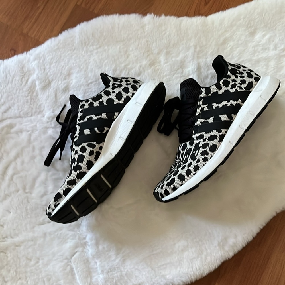 ADIDAS WOMENS SWIFT RUN 1.0 RUNNING SHOE